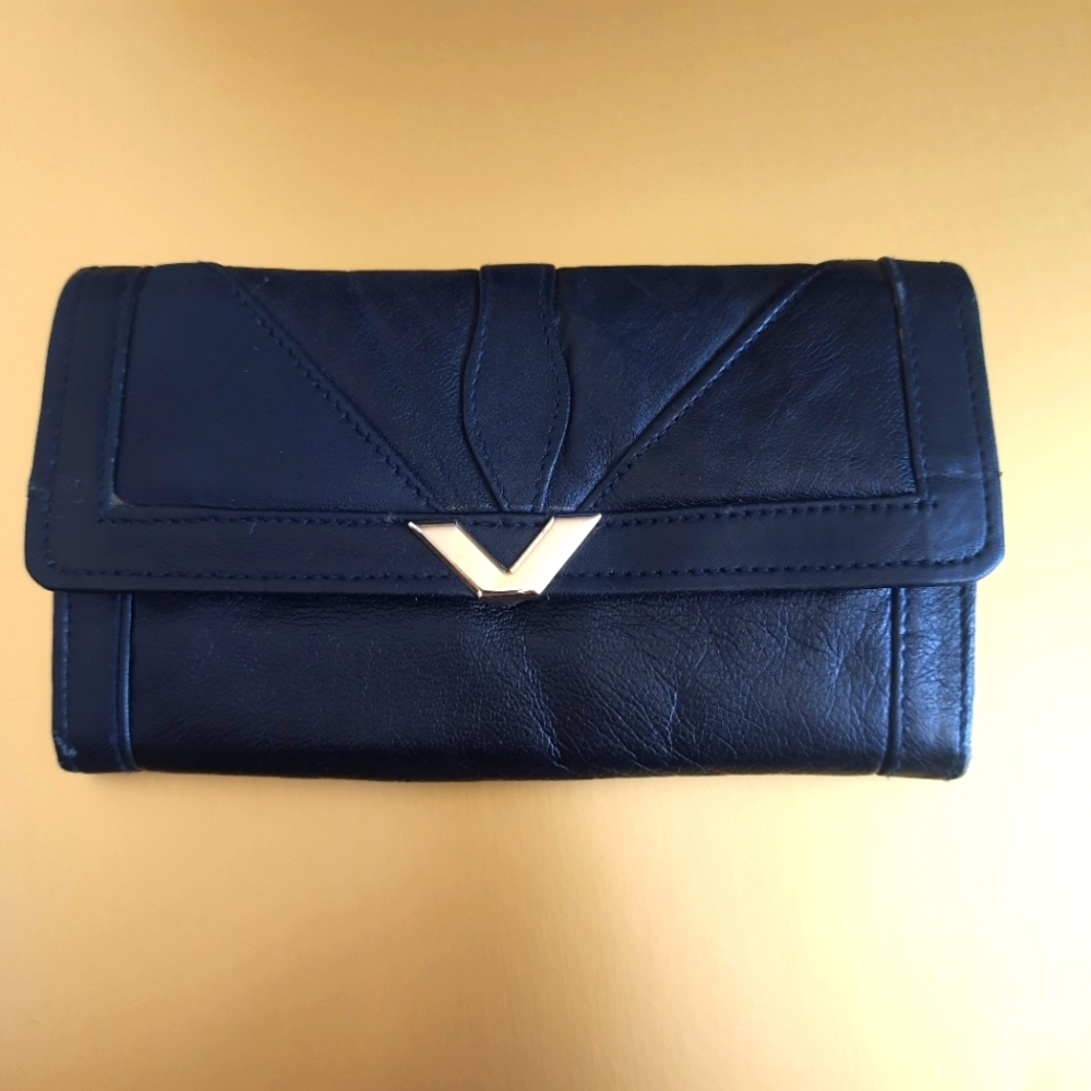 Black leather Women's Wallet with 6 internal and 2 external pockets
